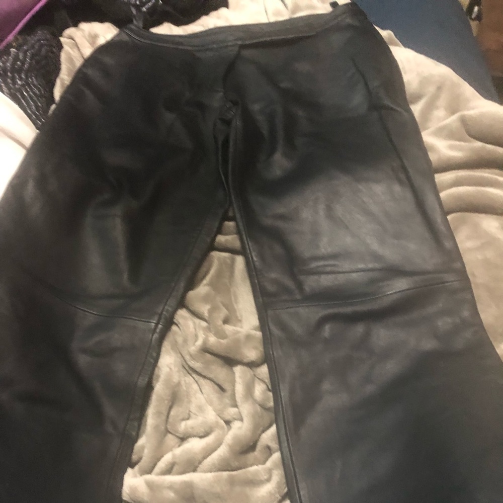 Size 8 HOLT RENFREW black leather pant.